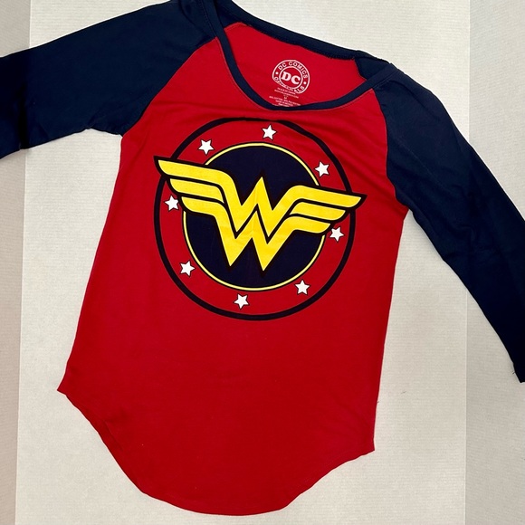 Wonder Woman Tops - Wonder Woman Women’s Sz M Blue Red Raglan Sleeve Tshirt Bold Graphic DC Comics